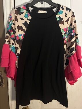 Black Raglan Top with Floral-Accent Leopard Sleeves and Pink Ruffles size small